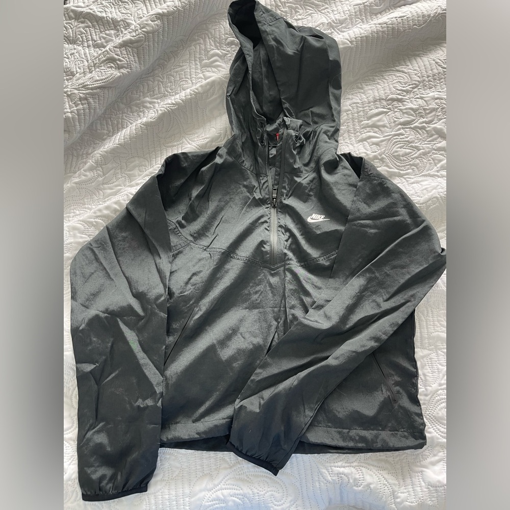 NIKE BLACK HOODED WINDBREAKER SIZE SMALL